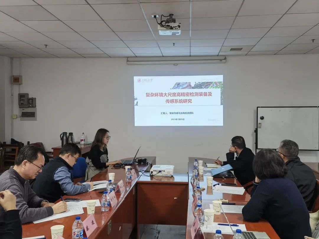 图7 教师代表介绍研究方向.jpg